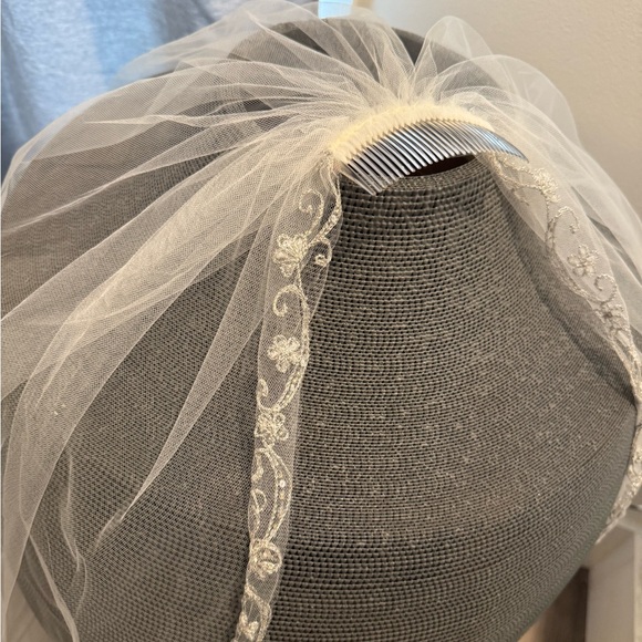 David's Bridal White Floral Embroidered Veil - Picture 4 of 7